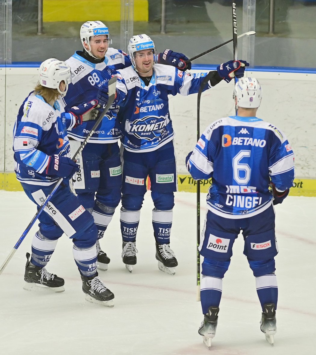 Brněnští hokejisté se radují z gólu, ve kterém měl prsty útočník Kristián Pospíšil (druhý zleva)