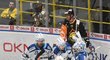 Hokejisté Komety Brno oslavují vítězství v Litvínově