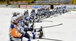 Brněnští hokejisté oslavují vítězství v osmém z posledních devíti zápasů