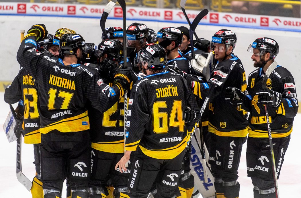 Litvínovští hokejisté oslavují domácí vítězství