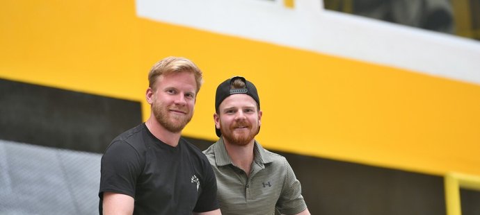 Bratři Ondřej (vlevo) a David Kašové spolu rozjíždí sezonu v Litvínově