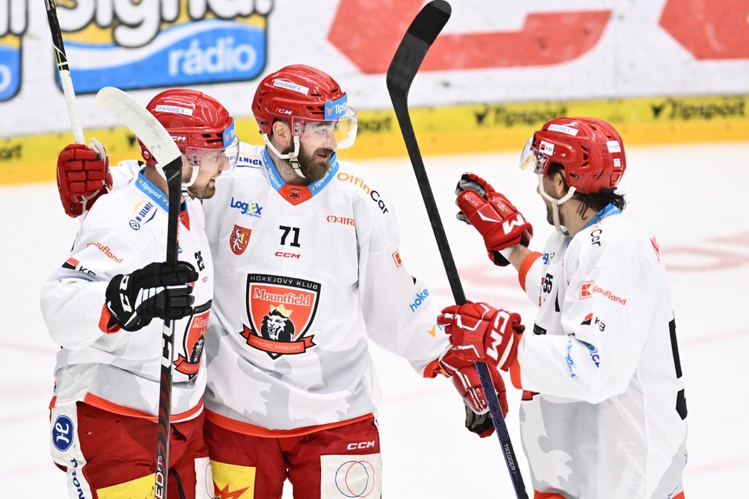 Hradečtí hokejisté oslavují branku útočníka Matěje Chalupy (uprostřed)