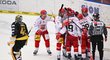 Hradečtí hokejisé se radují z gólu v brankovišti Litvínova