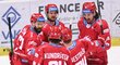 Třinečtí hokejisté se radují z gólu, vpravo Daniel Voženílek
