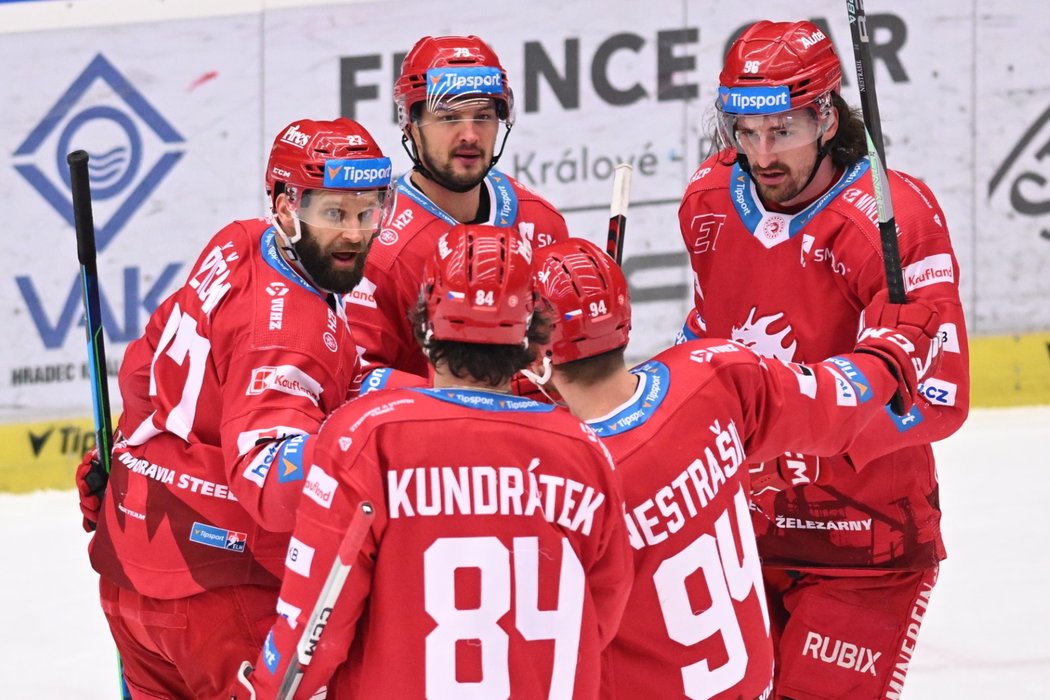 Třinečtí hokejisté se radují z gólu matadora Martina Růžičky (vlevo)