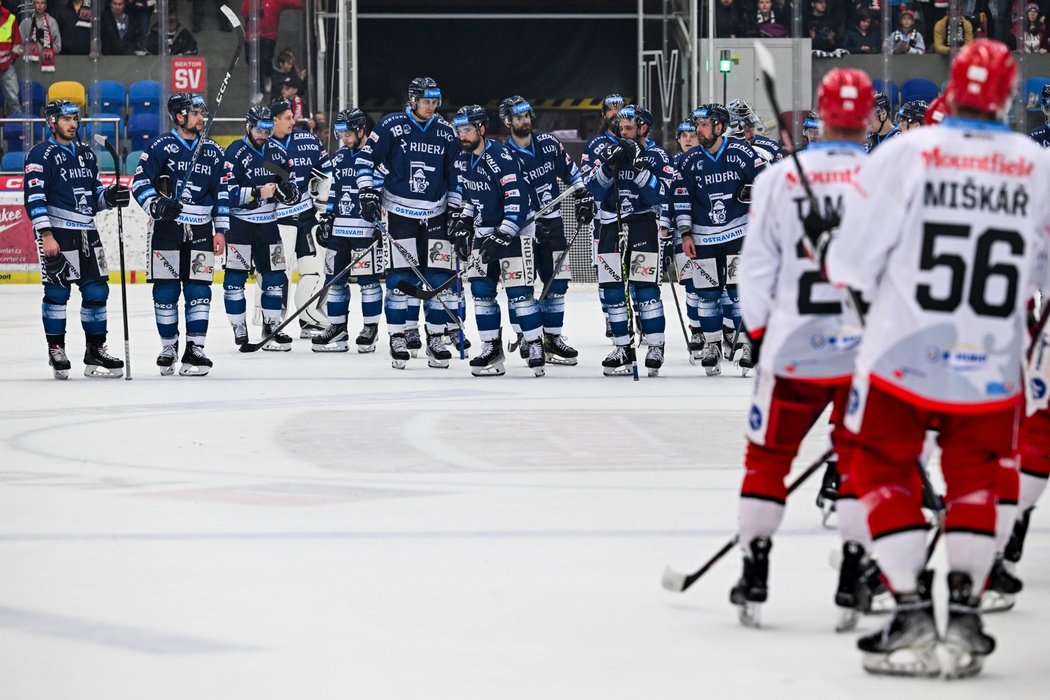 Pohled na smutnící vítkovické hokejisty po porážce v Hradci Králové
