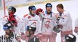 Radující se hokejisté Olomouce po zastavení Litvínova