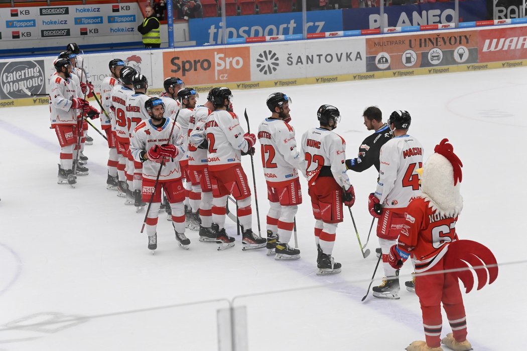 Olomoučtí hokejisté oslavují výhru, kterou Litvínovu ukončili skvělou sérii