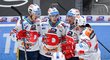 Hokejisté Pardubic se radují z gólu obránce Libora Hájka (uprostřed)