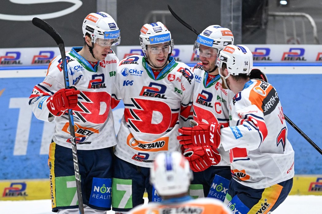 Hokejisté Pardubic se radují z gólu obránce Libora Hájka (uprostřed)