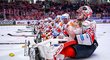 Pardubičtí hokejisté si vychutnávají vítěznou děkovačku