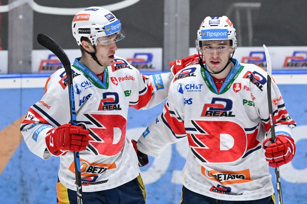 Pardubičtí hokejisté Lukáš Radil (vlevo) a Libor Hájek slaví gól