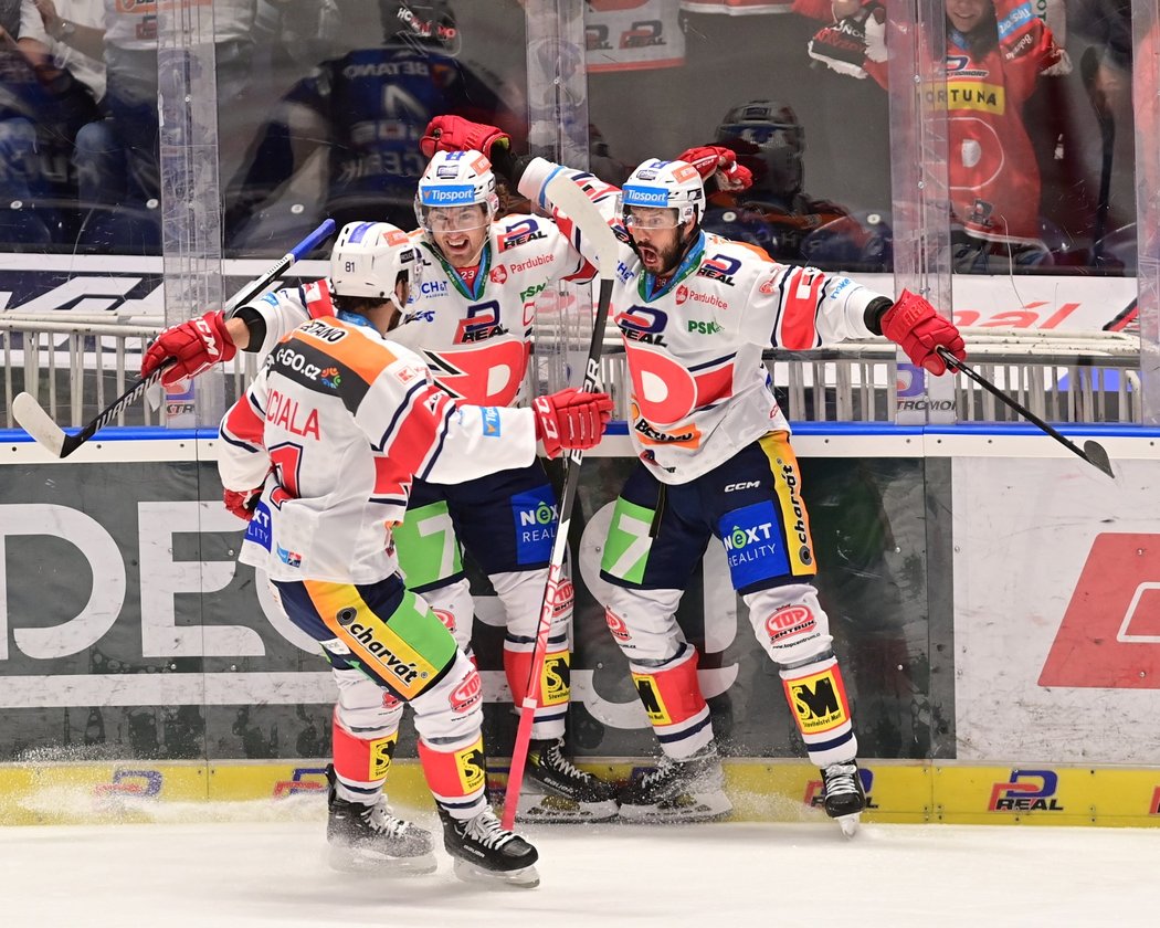 Pardubičtí hokejisté se radují z gólu útočníka Tomáše Hyky (vpravo)