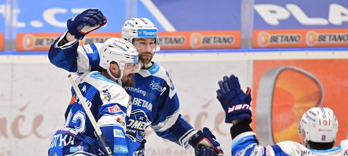 Brněnští hokejisté slaví druhou trefu útočníka Tomáše Marcinka