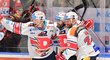 Pardubičtí hokejisté oslavují trefu útočníka Martina Kauta (druhý zprava)
