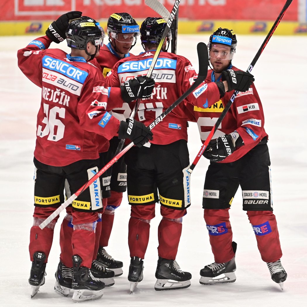 Hokejisté Sparty oslavují trefu Vladimíra Sobotky (vpravo)