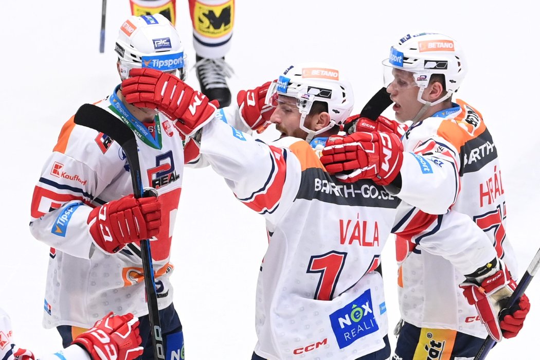 Pardubičtí hokejisté oslavují trefu obránce Ondřeje Vály (uprostřed)