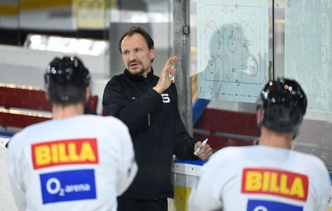 Trenér Pavel Gross po svém návratu z Německa již cepuje hokejisty Sparty