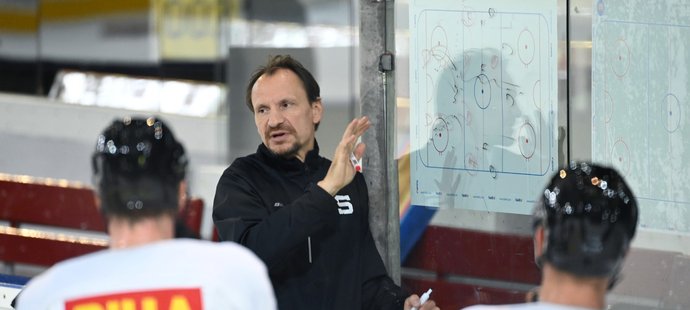 Trenér Pavel Gross po svém návratu z Německa již cepuje hokejisty Sparty
