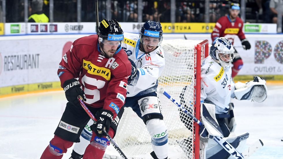 Útočník Sparty Filip Chlapík krouží kolem vítkovické branky