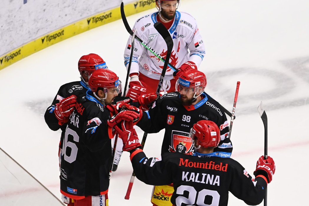 Hradečtí hokejisté oslavují gól útočníka Patrika Miškáře (vlevo) 