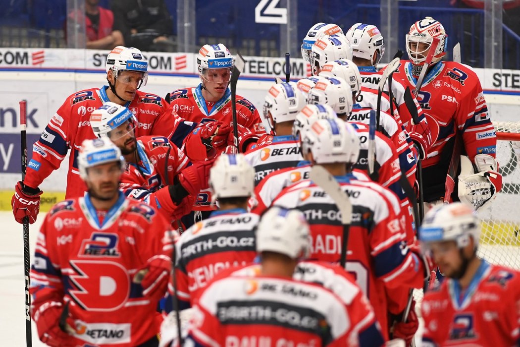 Pardubičtí hokejisté oslavují vysoké vítězství ve Vítkovicích