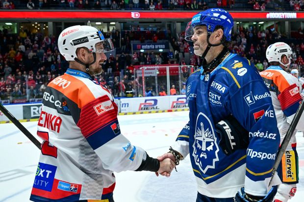 Roman Červenka se po výhře Pardubic nad Kladnem zdraví s Jaromírem Jágrem Roman Červenka se po výhře Pardubic nad Kladnem zdraví s Jaromírem Jágrem