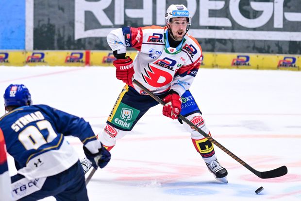Roman Červenka během své ligové premiéry za Pardubice Roman Červenka během své ligové premiéry za Pardubice