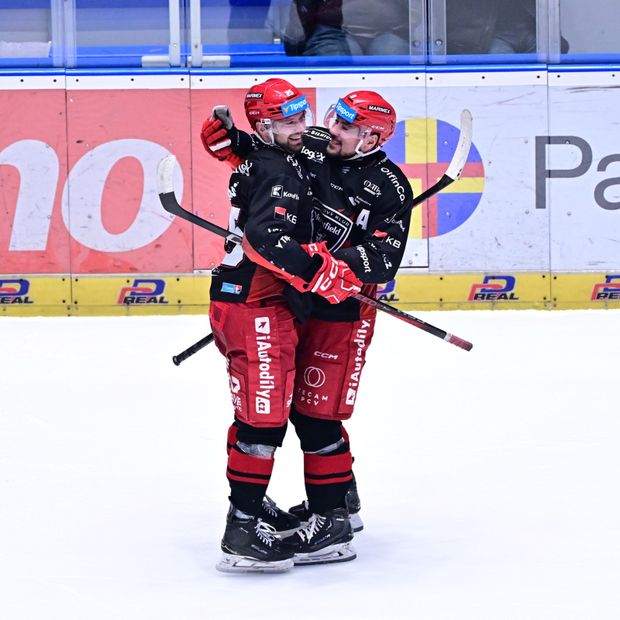 Hradecký útočník Alex Tamáši oslavuje gól s parťákem Martinem Pláňkem Hradecký útočník Alex Tamáši oslavuje gól s parťákem Martinem Pláňkem