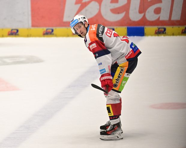 Roman Červenka v dresu Pardubic lapá po dechu Roman Červenka v dresu Pardubic lapá po dechu