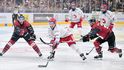 Ocelář Petr Sikora se snaží prorazit přes sparťany Ondřeje Najmana (vlevo) a Aarona Irvinga