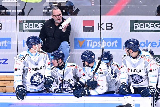 Trenér David Bruk na střídačce Vítkovic Trenér David Bruk na střídačce Vítkovic
