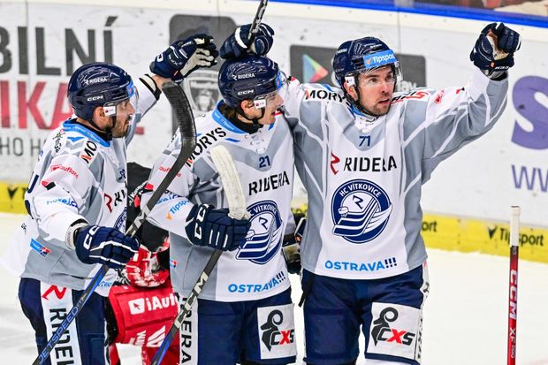 Útočník Roberts Bukarts (vpravo) strávil ve Vítkovicích nějaký čas na tribuně jako zdravý náhradník Útočník Roberts Bukarts (vpravo) strávil ve Vítkovicích nějaký čas na tribuně jako zdravý náhradník