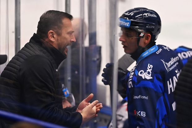 Sportovní ředitel Vítkovic Roman Šimíček se baví s útočníkem Petrem Haškem Sportovní ředitel Vítkovic Roman Šimíček se baví s útočníkem Petrem Haškem