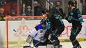 Karlovarští hokejisté se cpou do brankáře Komety Aleše Stezky