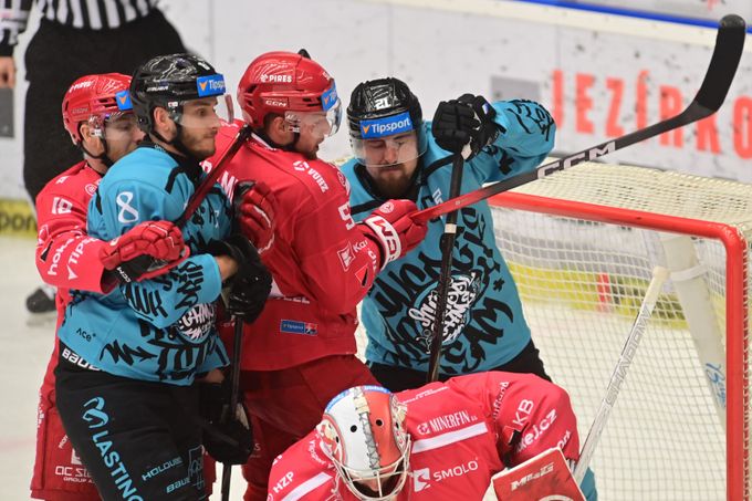 ONLINE: Vary - Třinec 2:0. Extraliga nezvykle už v poledne, Oceláři blízko další prohře ONLINE: Vary - Třinec 2:0. Extraliga nezvykle už v poledne, Oceláři blízko další prohře