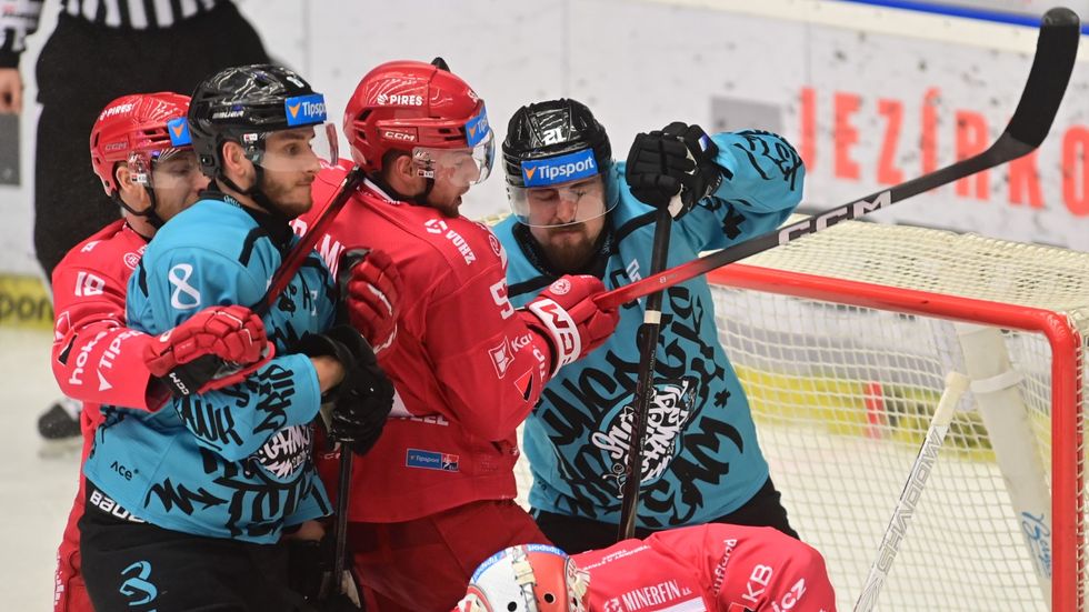 Karlovarští tahouni Ondřej Beránek (vlevo) a Jiří Černoch se cpou do třinecké branky
