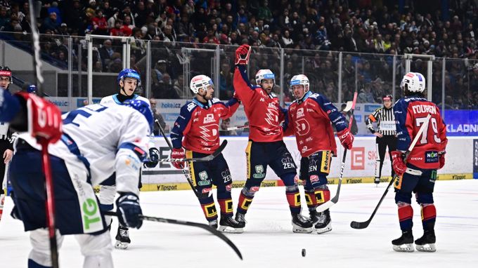 ONLINE: Pardubice hájí čelo proti Třinci, Hradec - Litvínov 0:1. Plzeň vede ONLINE: Pardubice hájí čelo proti Třinci, Hradec - Litvínov 0:1. Plzeň vede