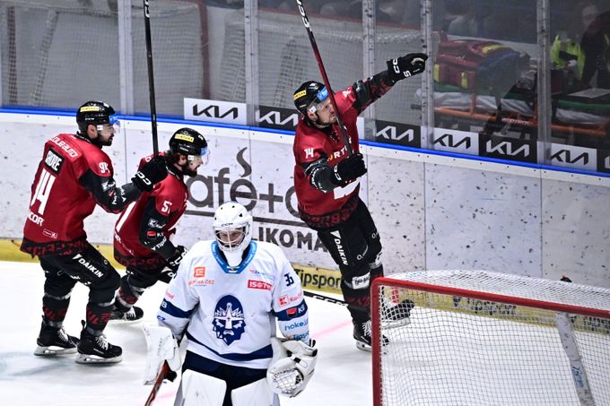 ONLINE: Sparta vede 3:0 v Kladně, mistr hraje ve Varech. Vítkovice - Pardubice 1:0 ONLINE: Sparta vede 3:0 v Kladně, mistr hraje ve Varech. Vítkovice - Pardubice 1:0