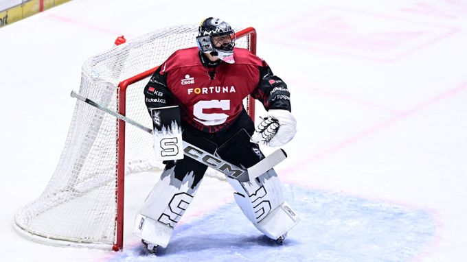 Práce pro čtyři gólmany: nejistého Švéda nachytala Sparta, Kovář střídal po loktu do hlavy Práce pro čtyři gólmany: nejistého Švéda nachytala Sparta, Kovář střídal po loktu do hlavy