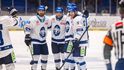 Kladenští hokejisté se radují z gólu, ve kterém měl prsty i bek Dušan Žovinec (vlevo)
