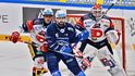 Pardubický brankář Roman Will si musí dávat pozor na Šimona Stránského z Komety