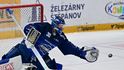 Gólman Komety Aleš Stezka se chystá lapit puk