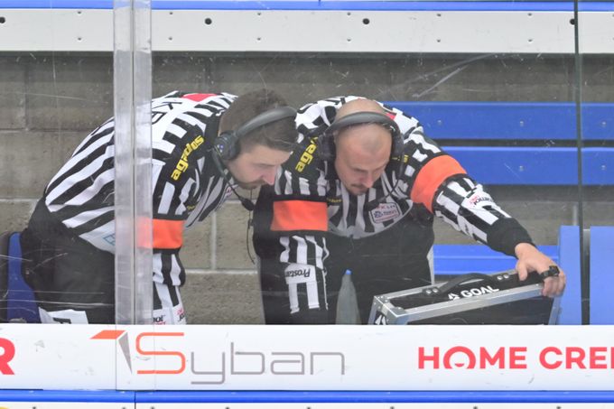 Těsné „ofsajdy“ dráždí. Bude mít extraliga záběry na modré čáře? Šéf Loukota se vyjádřil Těsné „ofsajdy“ dráždí. Bude mít extraliga záběry na modré čáře? Šéf Loukota se vyjádřil