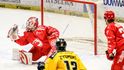 Třinecký gólman Marek Mazanec inkasuje branku