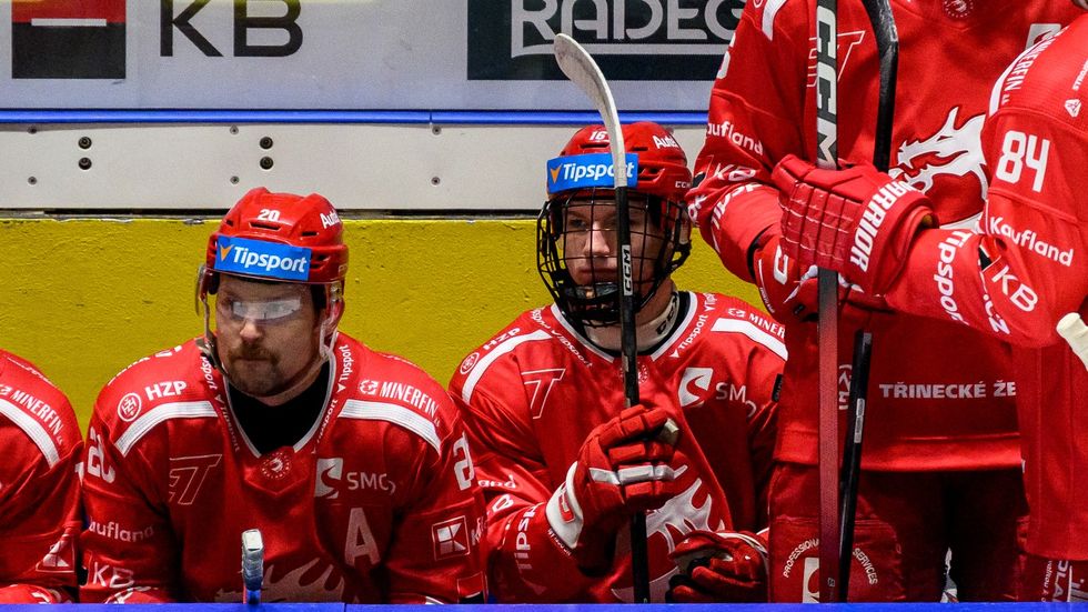 Mladičký obránce Dominick Byrtus sedí na střídačce Třince vedle matadora Petra Vrány