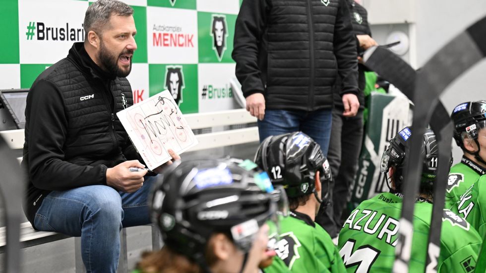 Trenér Petr Haken se snaží domluvit svým svěřencům