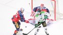 Mladoboleslavský útočník Dávid Gríger se snaží tečovat puk před pardubickým brankářem
