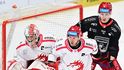 Třinecký brankář Marek Mazanec a bek Martin Marinčin si musí dávat pozor na Jakuba Poura z Hradce Králové