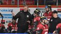 Trenér Sparty Jaroslav Nedvěd se baví se svými svěřenci
